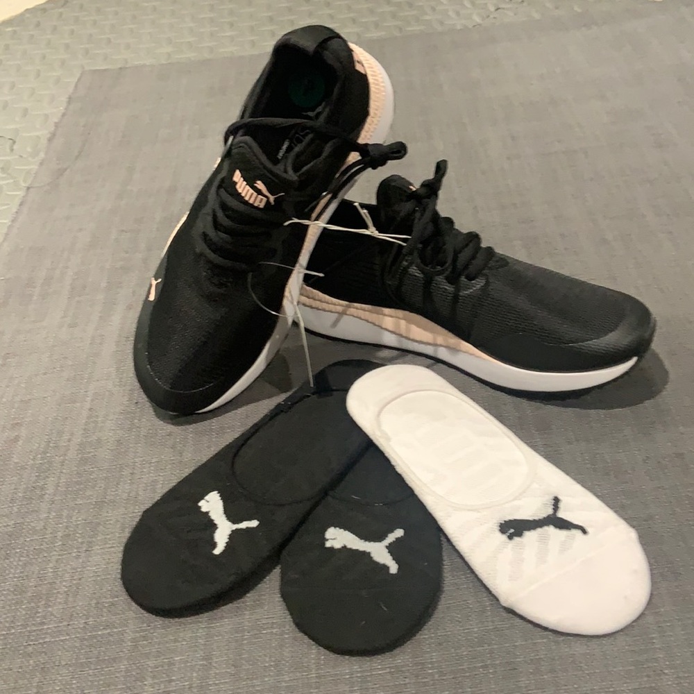 Brand new pink and black Puma sneakers/ comes w/ 2 pairs new puma ankle socks
